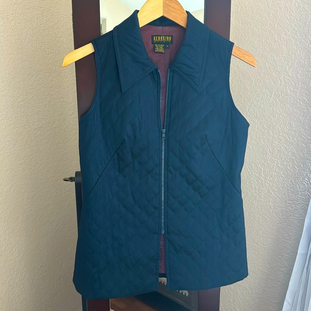 Ladie’s Quilted navy blue vest. Size 4